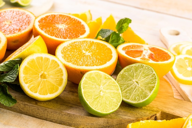 Vielzahl von Zitrusfrüchten einschließlich Zitronen, Linien, Grapefruits und Orangen.