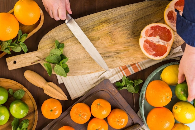 Vielzahl von Zitrusfrüchten einschließlich Zitronen, Linien, Grapefruits und Orangen.