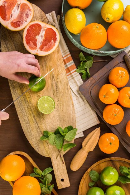 Vielzahl von Zitrusfrüchten einschließlich Zitronen, Linien, Grapefruits und Orangen.
