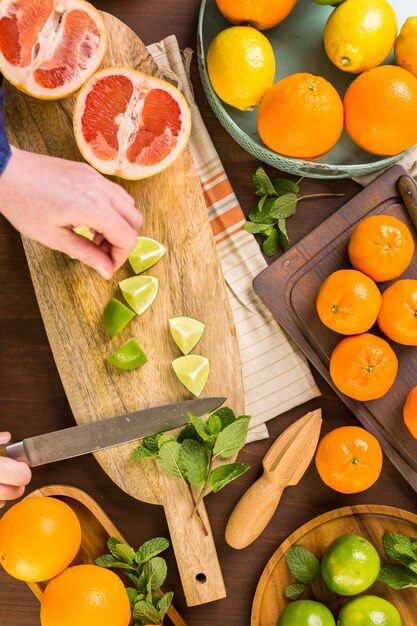 Vielzahl von Zitrusfrüchten einschließlich Zitronen, Linien, Grapefruits und Orangen.