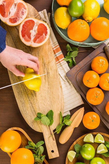 Vielzahl von Zitrusfrüchten einschließlich Zitronen, Linien, Grapefruits und Orangen.