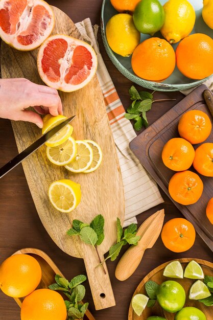 Vielzahl von Zitrusfrüchten einschließlich Zitronen, Linien, Grapefruits und Orangen.