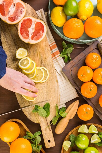 Vielzahl von Zitrusfrüchten einschließlich Zitronen, Linien, Grapefruits und Orangen.