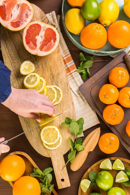 Vielzahl von Zitrusfrüchten einschließlich Zitronen, Linien, Grapefruits und Orangen.