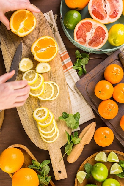 Vielzahl von Zitrusfrüchten einschließlich Zitronen, Linien, Grapefruits und Orangen.