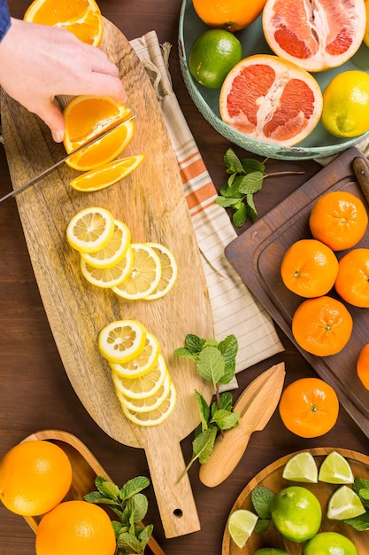 Vielzahl von Zitrusfrüchten einschließlich Zitronen, Linien, Grapefruits und Orangen.