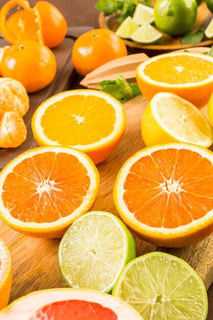 Vielzahl von Zitrusfrüchten einschließlich Zitronen, Linien, Grapefruits und Orangen.