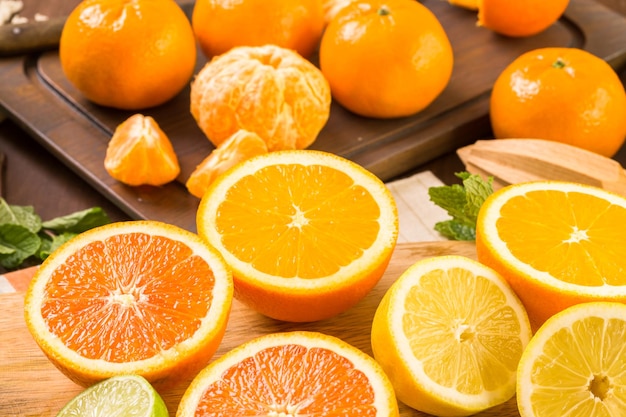 Vielzahl von Zitrusfrüchten einschließlich Zitronen, Linien, Grapefruits und Orangen.