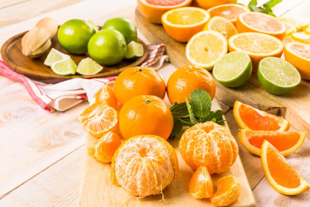 Vielzahl von Zitrusfrüchten einschließlich Zitronen, Linien, Grapefruits und Orangen.