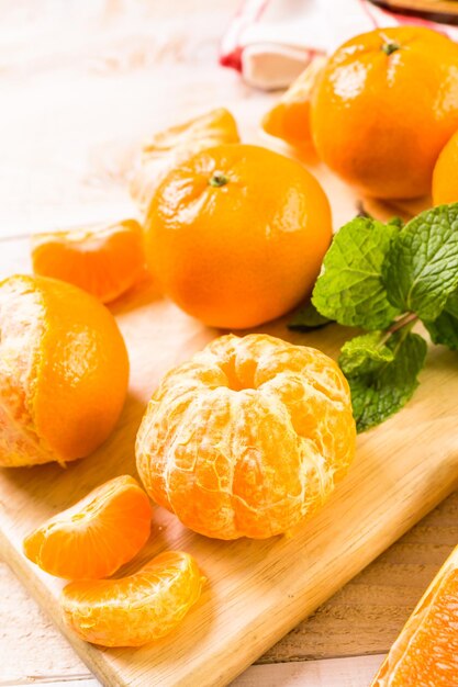 Vielzahl von Zitrusfrüchten einschließlich Zitronen, Linien, Grapefruits und Orangen.