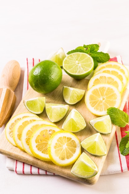 Vielzahl von Zitrusfrüchten einschließlich Zitronen und Limetten.