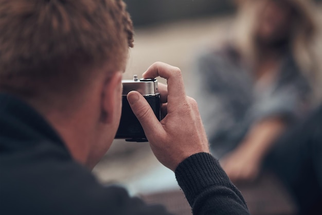 Viemos com nada além de sair com lindas lembranças foto de um homem tirando fotos com sua câmera na praia