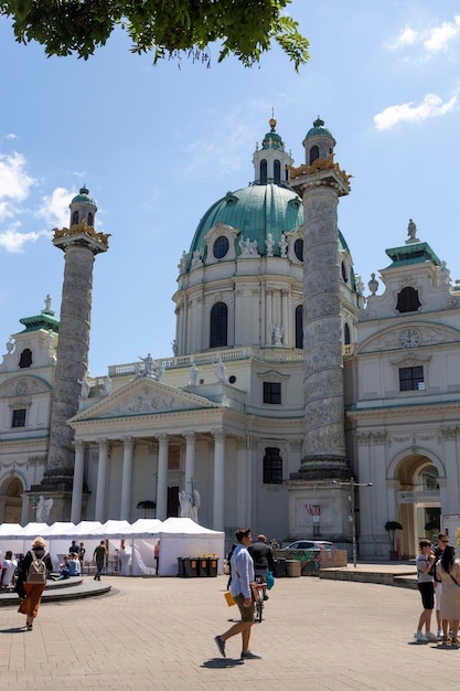 VIENA AUSTRIA 13 DE JUNIO DE 2023 Karlskirche St Charles Cathedral en la plaza Karlsplatz en Viena