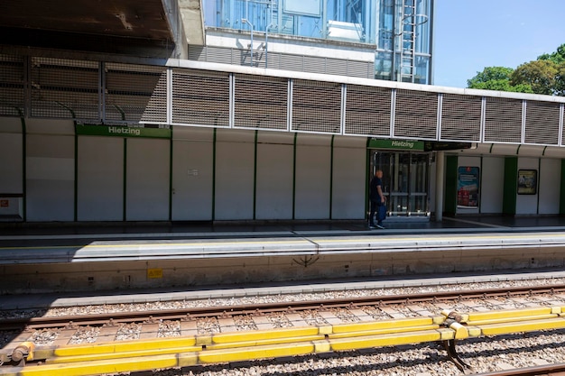 VIENA AUSTRIA 13 DE JUNIO DE 2023 Vista de la estación de metro de Hietzing en Viena