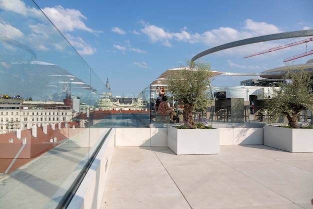 Viena, Austria 18 de junio de 2023 Área de recreación en el techo del edificio
