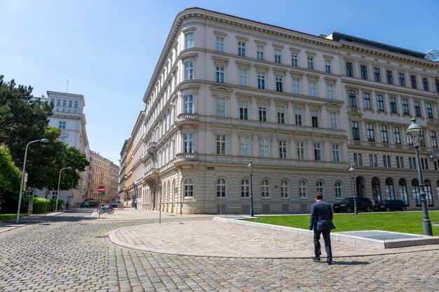 Viena, Austria, 19 de junio de 2023 La casa en la plaza Robert Stolz, donde vivió el compositor Robert Stolz.