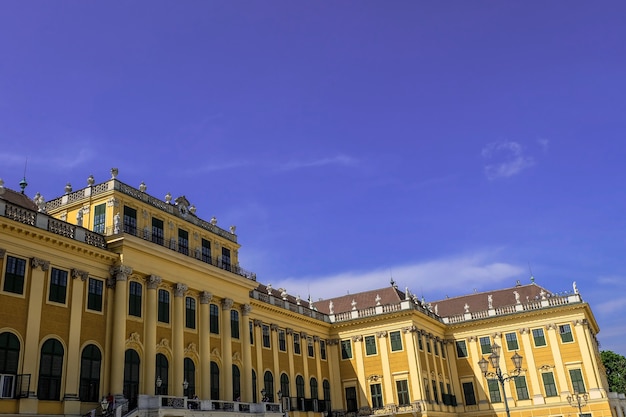 Viena, Austria, 2 de mayo de 2018 Detalle arquitectónico barroco del palacio imperial de Schonbrunn