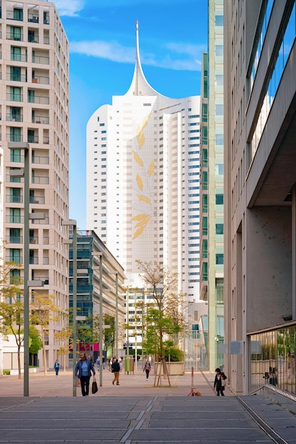 Viena, Austria - 20 de mayo de 2019: Gente en la calle en el moderno apartamento residencial con exterior de edificio plano en Viena en Austria. Nueva casa de lujo y complejo de viviendas. Arquitectura inmobiliaria de la ciudad