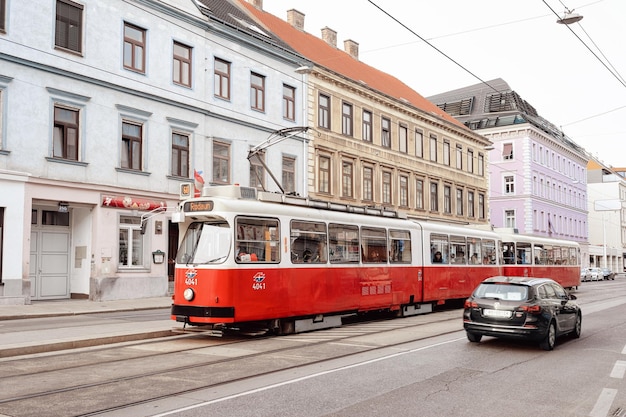 Viena, Austria - 8 de mayo de 2019: Tranvía rojo típico Rodaun 60 en la carretera en Mariahilfer Strasse en Innere Stadt en el centro de la ciudad vieja, Viena, Austria. Transporte público y arquitectura de calles en Wien en Europa