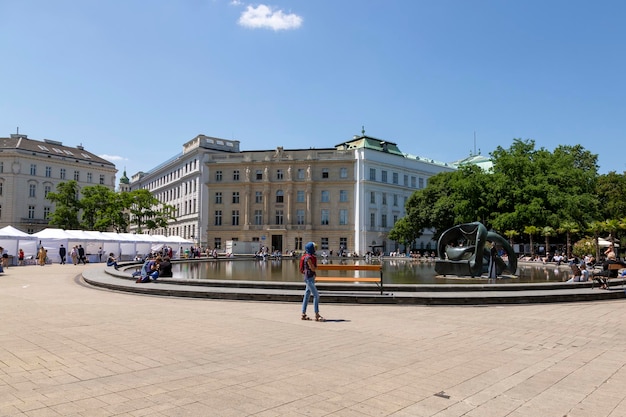 VIENA ÁUSTRIA 13 DE JUNHO DE 2023 Henry Moore Hill Arches escultura na Karlsplatz Square em Viena