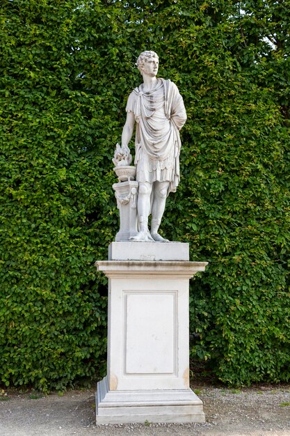 Viena Áustria 15 de junho de 2023 Esculturas no Parque do Palácio de Schoenbrunn
