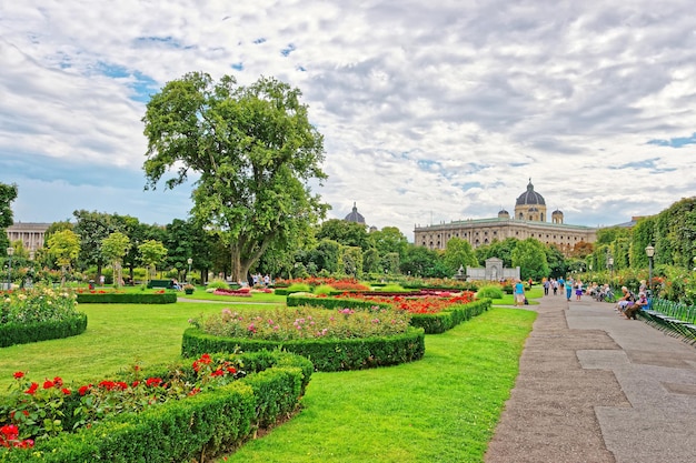 Viena, Áustria - 21 de agosto de 2012: Jardim de pessoas no Palácio de Hofburg, Viena, Áustria. Turistas ao fundo