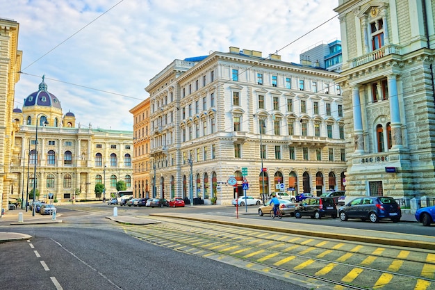 Viena, Áustria - 31 de agosto de 2013: Shmerlingplatz com vista para o Museu de História Natural da cidade velha de Viena, Áustria. Pessoas no fundo