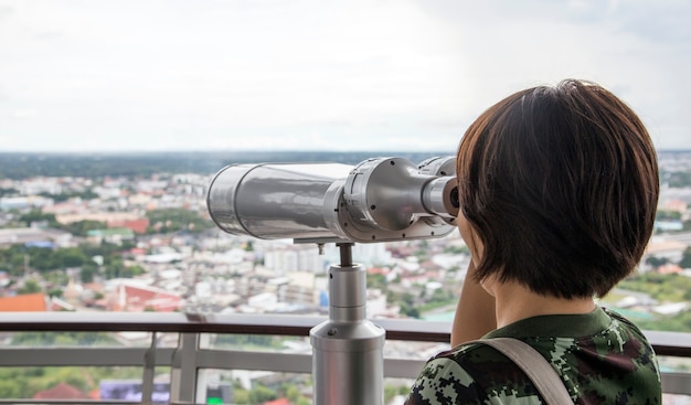 viendo con arreglo binocular desde la torre