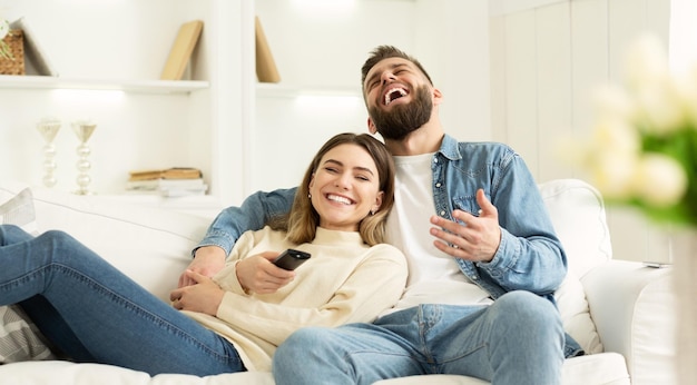 Viendo una película de comedia Pareja amorosa descansando en el sofá