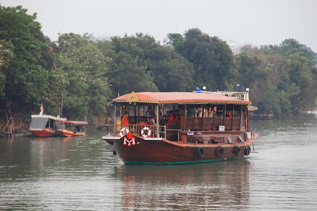 Viene un barco turístico