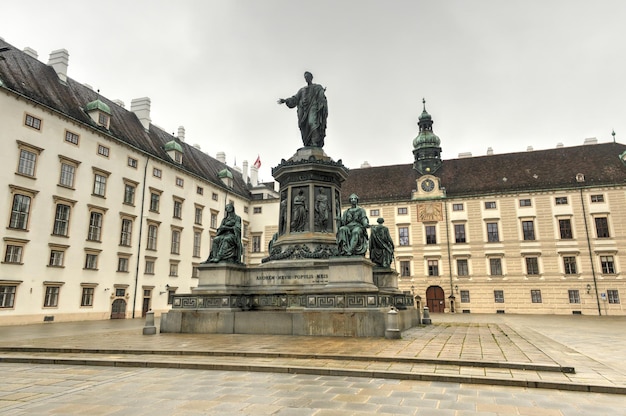 VIENNA AUSTRIA NOVEMBER 30 2014 Hofburg-Palasthof mit Kaiser Franz I. Skulptur Denkmal Wien Österreich