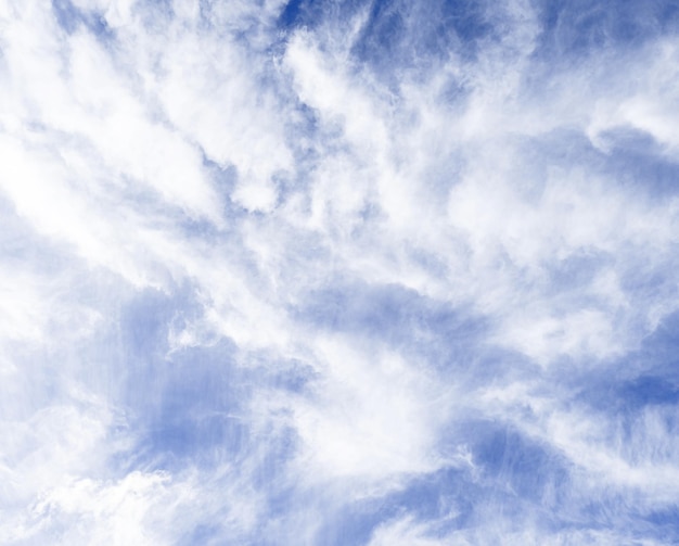 El viento sopla el cielo nublado y la luz del sol Hay una llamarada de luz El fantasma es una hermosa vista y fondo