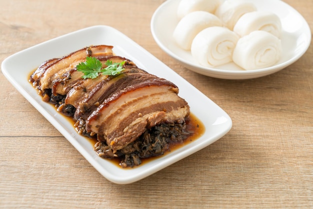 Foto vientre de cerdo al vapor con recetas de cubitos de mostaza swatow o mei cai kou rou