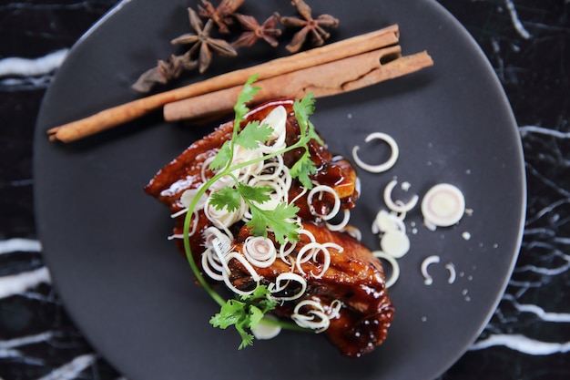 Vientre de cerdo asado con hierbas chinas