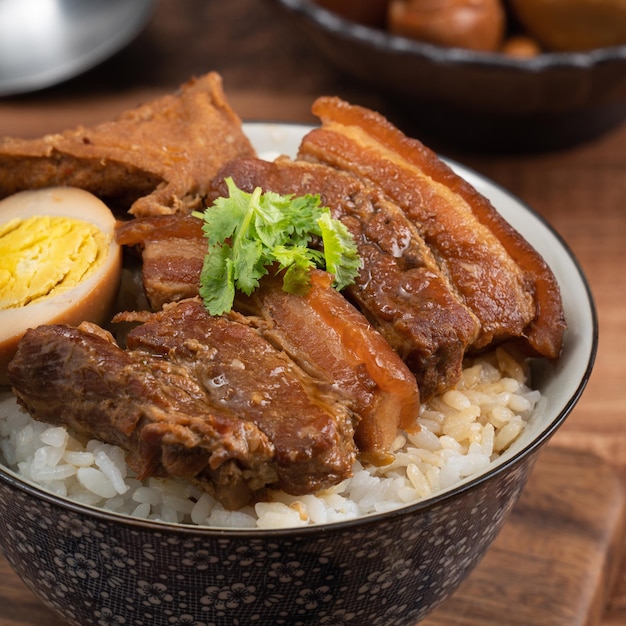 Vientre de cerdo estofado cerca de chuleta de cerdo estofada sobre arroz cocido en Taiwán Taiwán famoso manjar tradicional de comida callejera