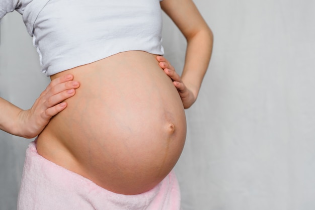 Vientre y manos de mujer embarazada