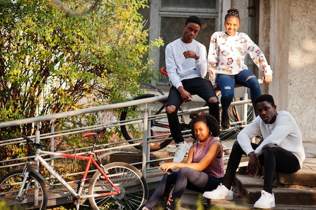 Vier afrikanische Freunde gehen mit Bilken durch die Straßen einer antiken Stadt