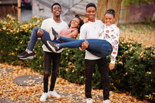 Vier afrikanische Freunde gehen zusammen auf der Straße