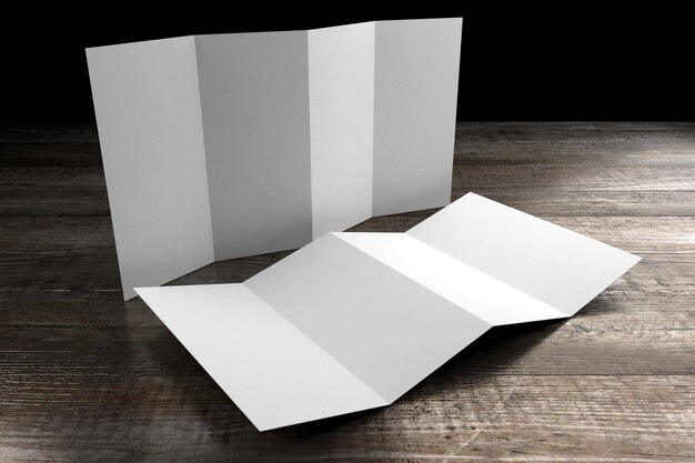 Vier DL-Flyer-Mockup auf Holzhintergrund