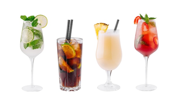 Vier erfrischende Cocktails stehen auf weißem Hintergrund