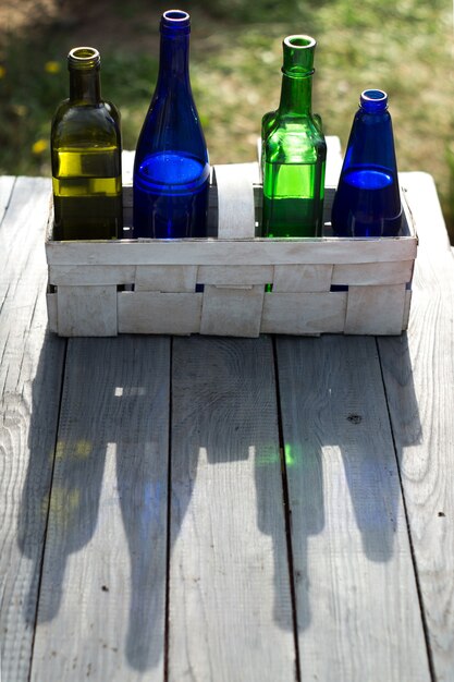 Vier Flaschen Getränke in einem weißen Korb auf dem weißen Tisch