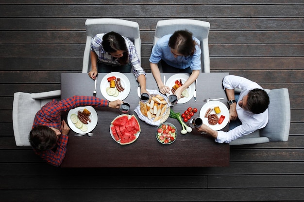 Vier Freunde beim Abendessen von oben