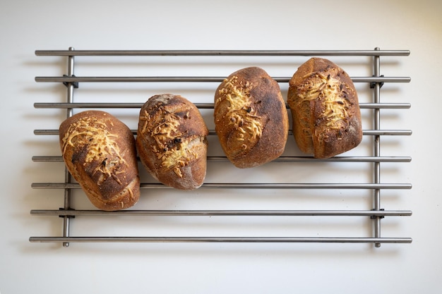 Vier frisch gebackene vegane Käsebrötchen