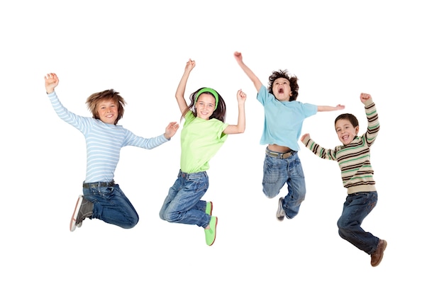 Vier fröhliche Kinder springen