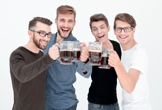 Vier glückliche junge Männer, die Gläser der Biene klirren