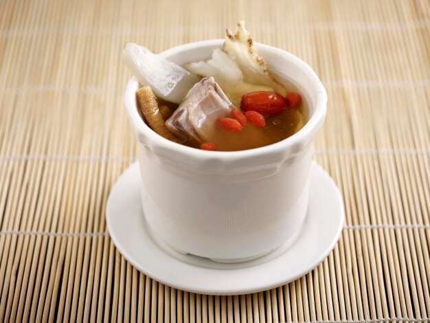 Vier-Göttlichkeit-Suppe, serviert in einem Topf, isoliert auf der Tischseitenansicht