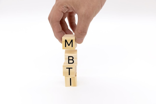 Vier Holzblöcke mit dem Buchstaben MBTI MyersBriggs Type Indicators