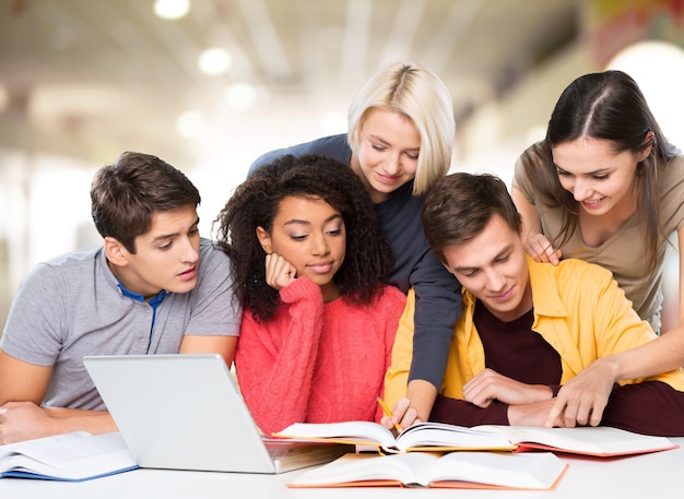 Vier junge Studenten, die das Thema Hintergrund studieren