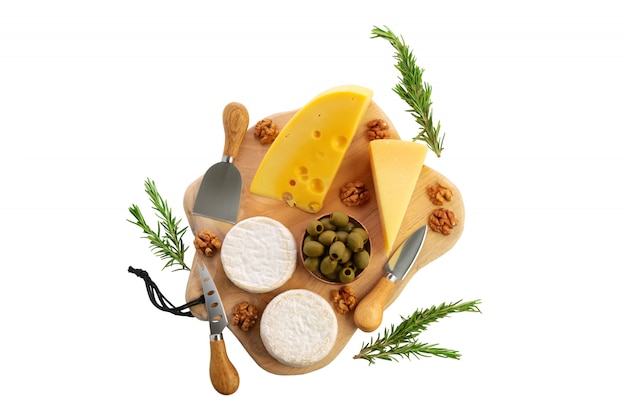 Vier Käsesorten - Parmesan, Gouda, Brie und Camembert mit Oliven auf Holzbrett mit Käsemessern