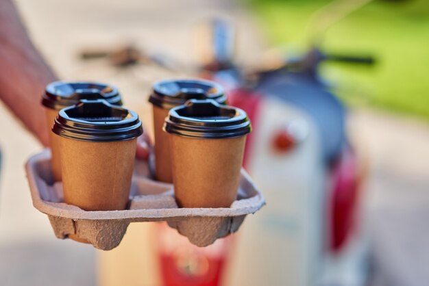 Vier Kaffeetassen zur Lieferung